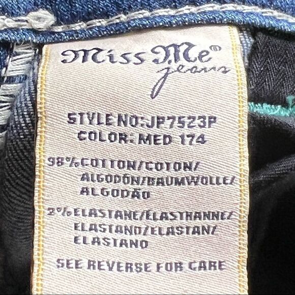 Miss Me | Flower Power Back Pocket Signature Cuffed Capri’s - Picture 7 of 7